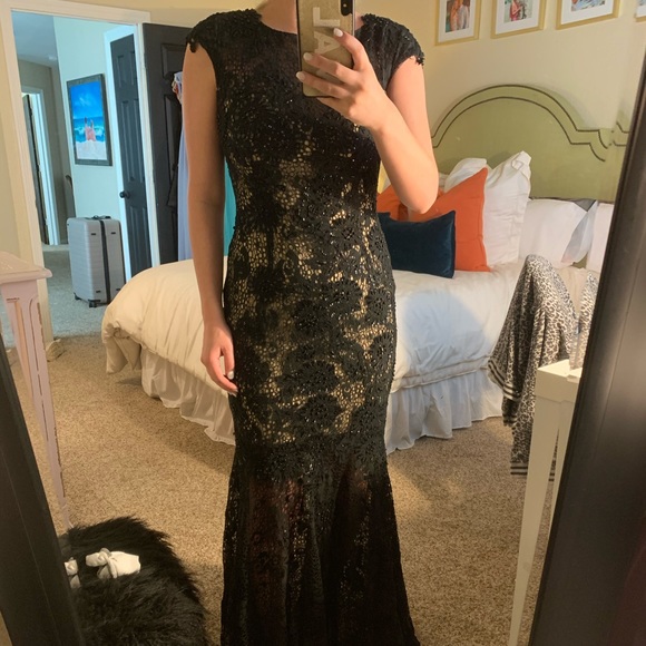 Woman’s dress - Picture 2 of 3